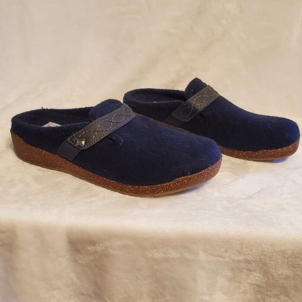 Adorable Earth Origins Janet Clogs, Navy Felt, Women's Size 7.5 W